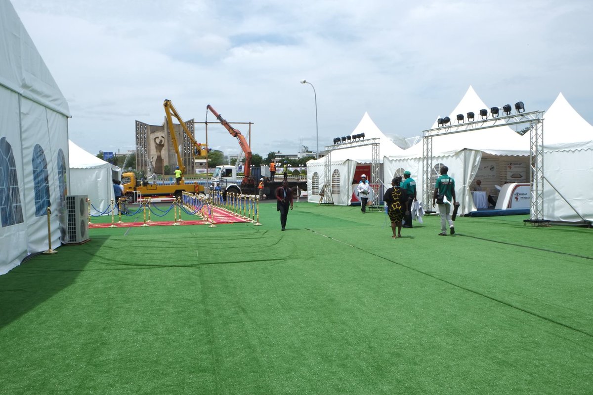 sommet_lome's tweet photo. #Lome2016 Installation des villages partenaires du #SommetDeLome cc @Lome2016SE https://t.co/CIEjTPqsHZ