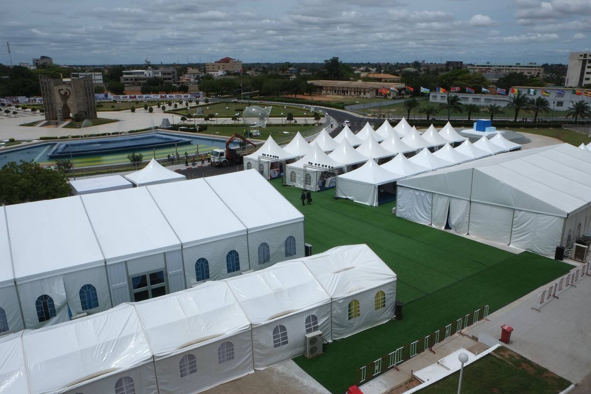 sommet_lome's tweet photo. #Lome2016 Installation des villages partenaires du #SommetDeLome cc @Lome2016SE https://t.co/CIEjTPqsHZ