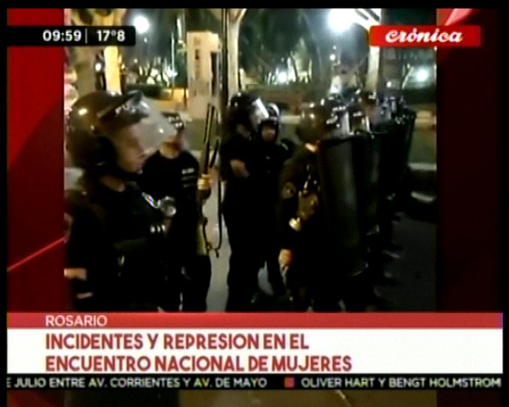 CronicaTV's tweet photo. #Rosario | Incidentes y represión en el Encuentro Nacional de Mujeres https://t.co/oymIEoBIqo https://t.co/2IvANo83ud