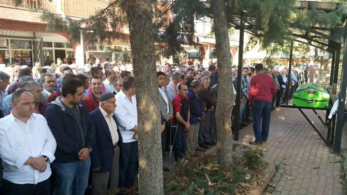 Alinuraktas70's tweet photo. Sedat ve Suat Aras'ın anneleri vefat etti. Merhumeye Allah'tan rahmet yakınlarına sabırlar dilerim https://t.co/k1raCJ3h4B