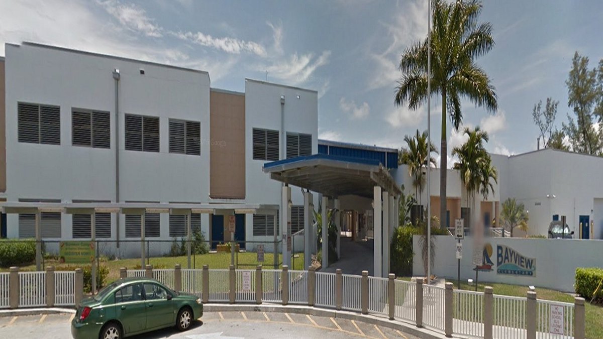 #BREAKING Children evacuated from S. Fla. elementary school due to gas leak bit.ly/2dOtyNT?utm_me… https://t.co/98YORzDm0v