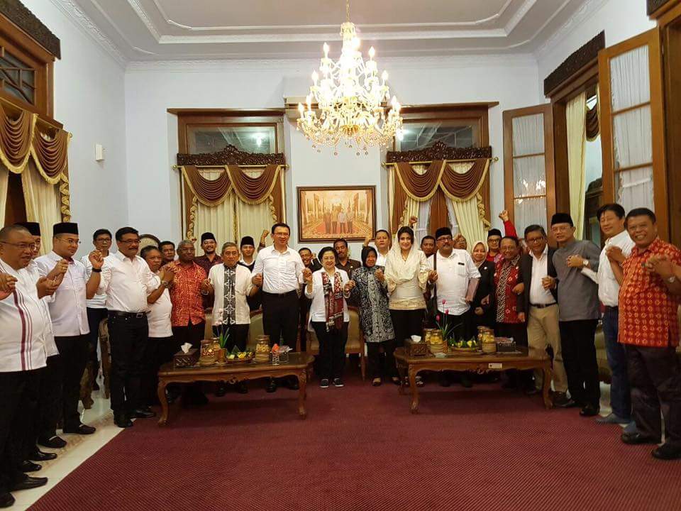 Calon Kepala Daerah &amp; Wakil Kepala Daerah bersama Ketua Umum DPP PDI Perjuangan Hj. Megawati Soekarnoputri .
