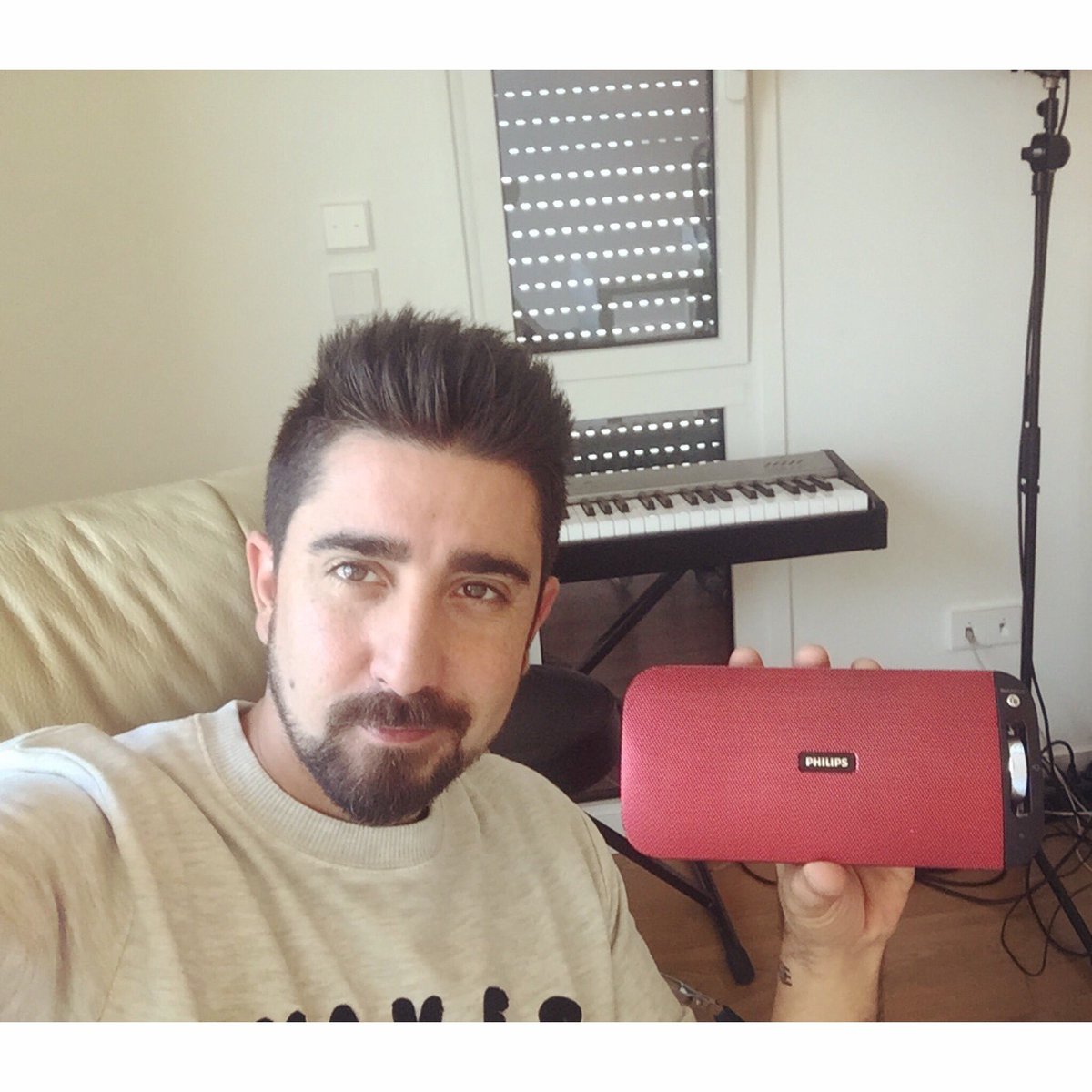 AlexUbagoficial's tweet image. Aquí disfrutando de mi nuevo altavoz portatil #Philips, gracias a mis amigos de @Philips_Sound por el regalo!!