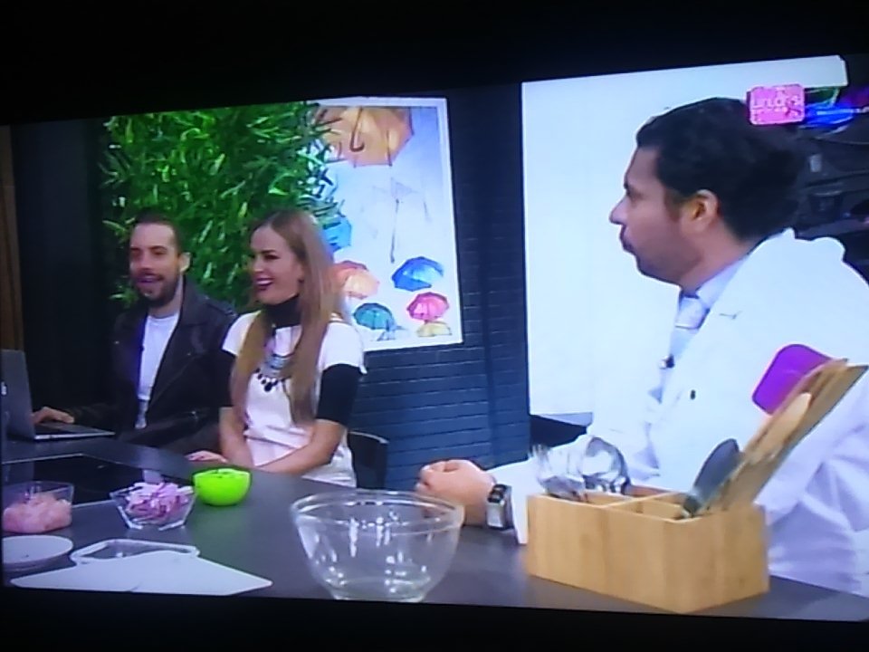 emilianosanches's tweet photo. Amo iniciar mi semana con tu belleza conducción sonrisa y dulce voz amiga @CarmenBecerraMX en #RedMexico 😘💗🌹💐😘😍😍😘😍💗 https://t.co/FV4eOEqeZq
