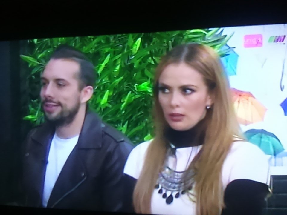 emilianosanches's tweet photo. Amo iniciar mi semana con tu belleza conducción sonrisa y dulce voz amiga @CarmenBecerraMX en #RedMexico 😘💗🌹💐😘😍😍😘😍💗 https://t.co/FV4eOEqeZq