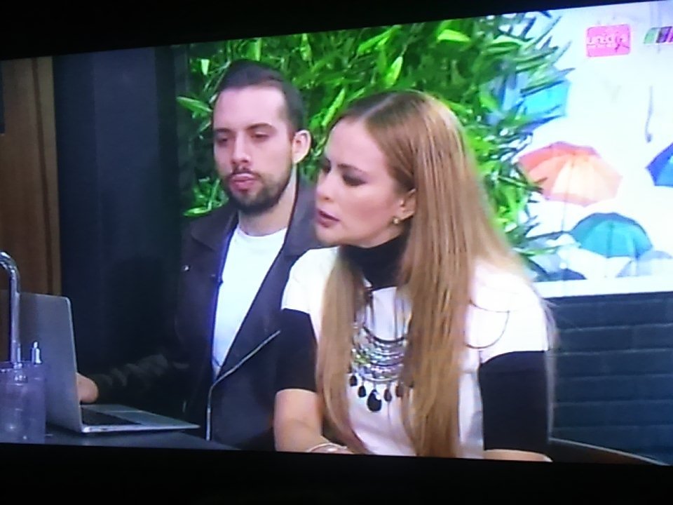 emilianosanches's tweet photo. Gracias x esta maravillosa mañana con tu belleza sonrisa y bellos ojos amiga @CarmenBecerraMX en #RedMexico besos 😘 💗 😍 https://t.co/RRHrKe7zwK