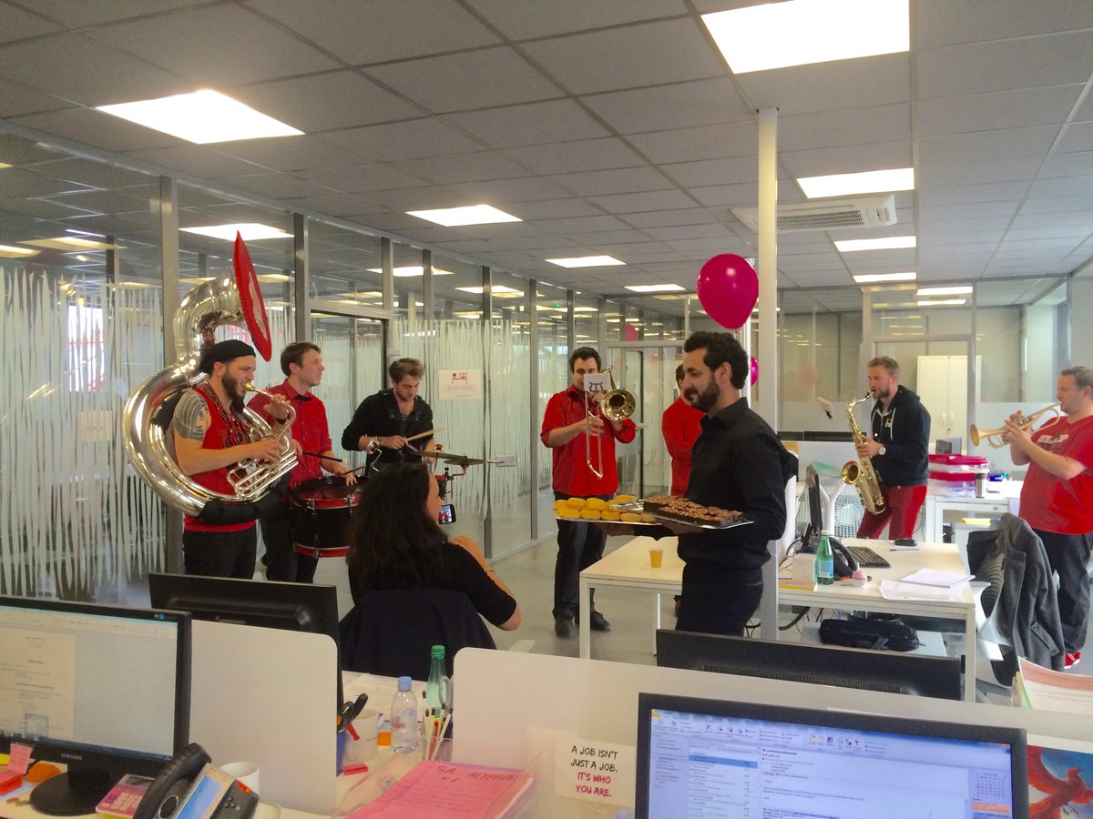 ShowroompriveHR's tweet photo. Et encore des surprises… @CLAPFanfare déambule dans l’open space de Showroomprivé ! #10ansultraprivés https://t.co/g2ktM2LSrC