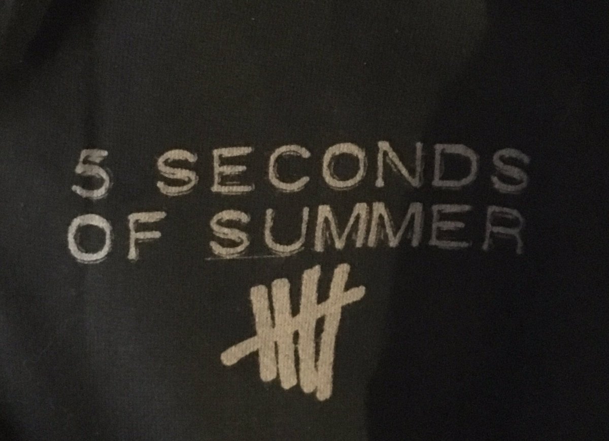 5SOS_SwissFans's tweet photo. Zip up hoodie (S) https://t.co/mpjzBlvr5d