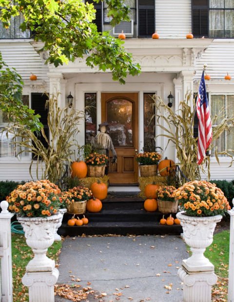 uptowngroup's tweet photo. Perfect Symmetry
Think beyond the stoop and line the front walk with pumpkins https://t.co/S7czh1MvQc