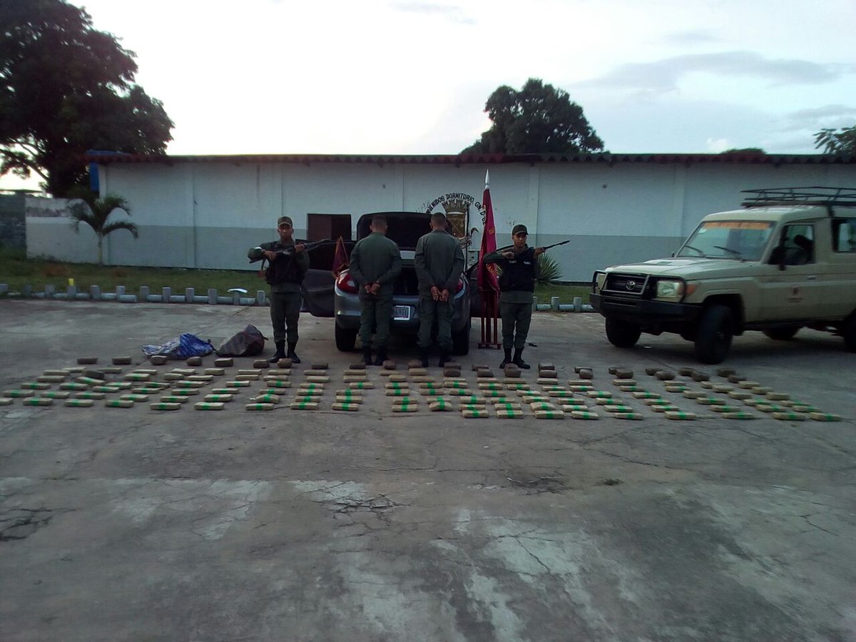 jesusmedinae's tweet photo. Presos dos funcionarios militares adscritos al CEOFANB en el Estado Bolívar por traficar 80 Kilos de presunta marihuana https://t.co/tghV2BXCUQ