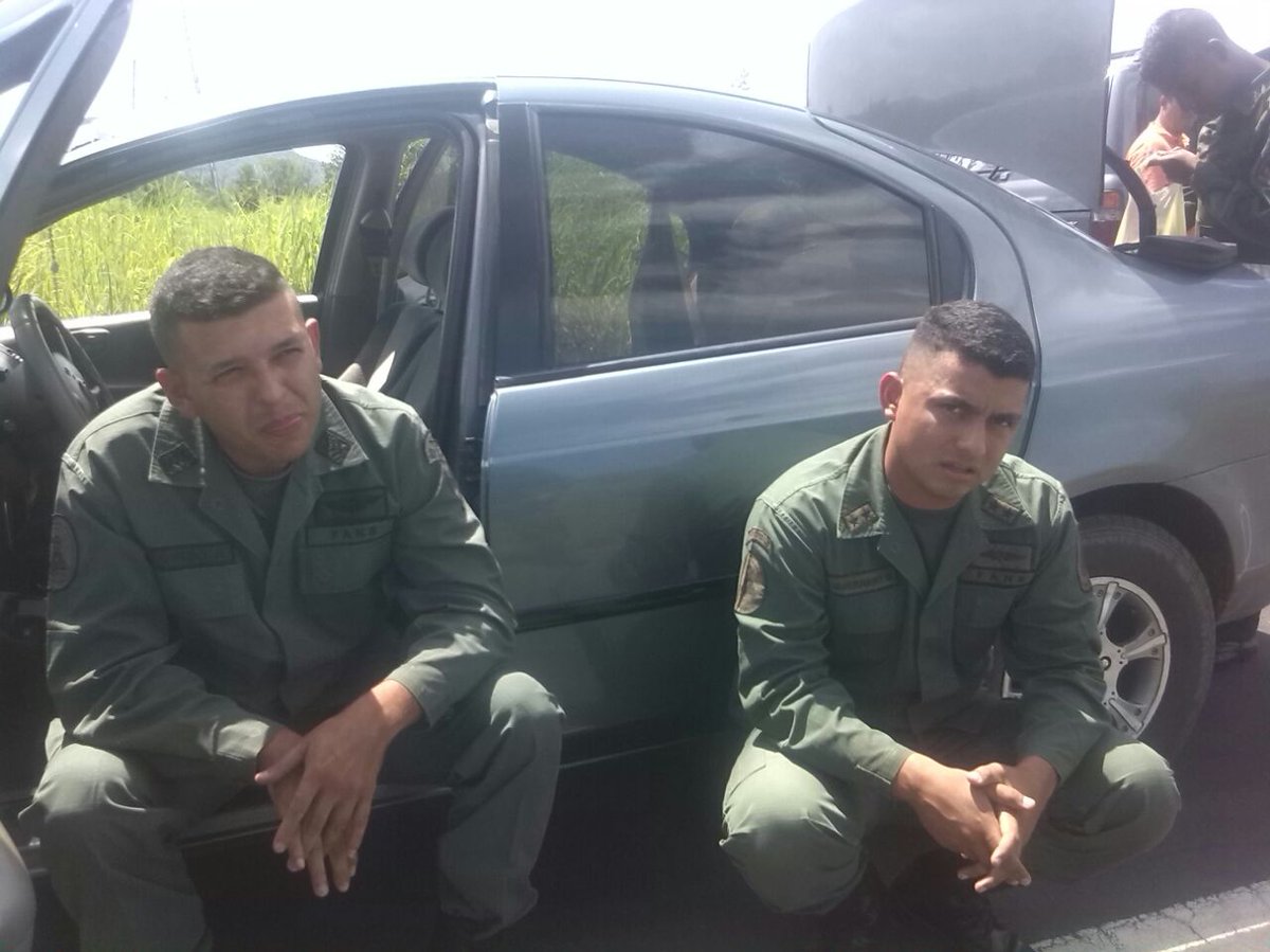 jesusmedinae's tweet photo. Presos dos funcionarios militares adscritos al CEOFANB en el Estado Bolívar por traficar 80 Kilos de presunta marihuana https://t.co/tghV2BXCUQ