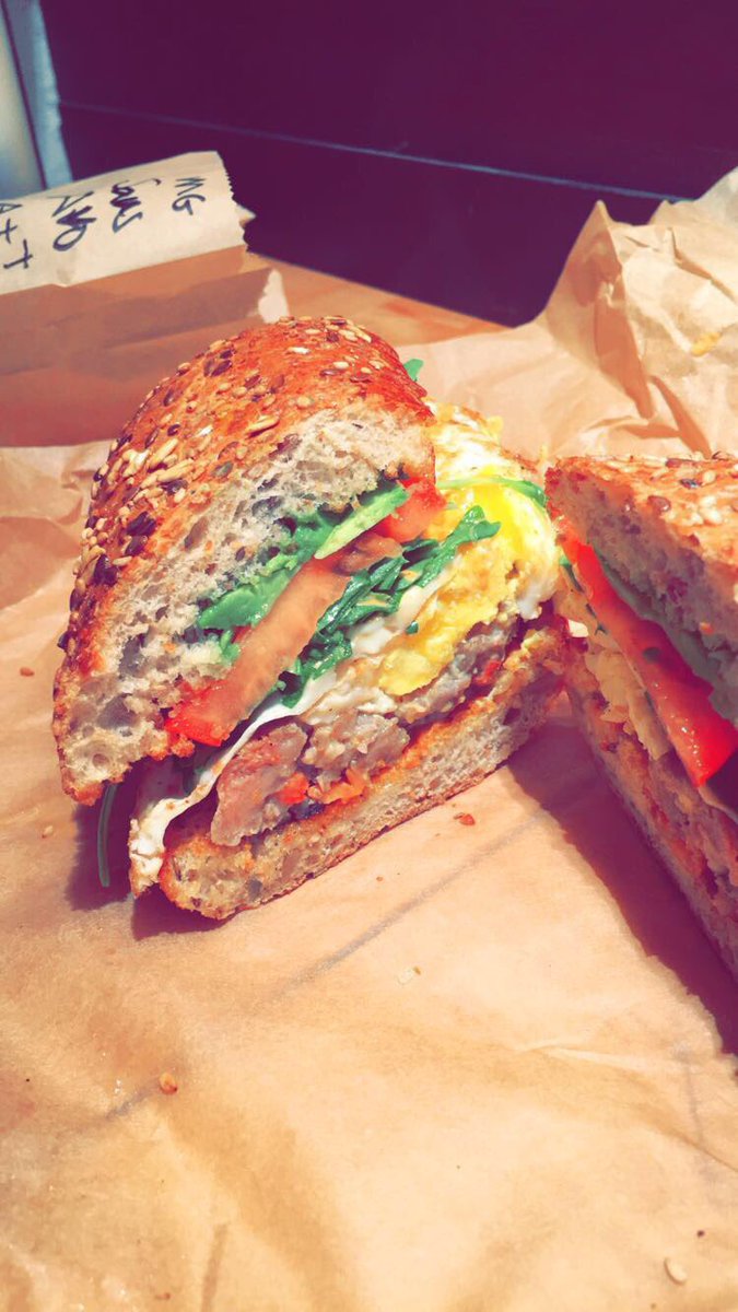 JPLarson89's tweet photo. Red Wine Sausage, eggs, arugula, avocado, tomato, chipotle mayo on a Multi-Grain Hero @_breadandspread in Dumbo https://t.co/62igjJd772