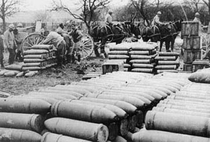 1916_Verdun's tweet photo. A #Verdun, l'Etat-major a décidé de reprendre les forts !
Des tonnes de matériels et de munitions sont acheminés en ce sens ! https://t.co/Cx20Xmi5Px