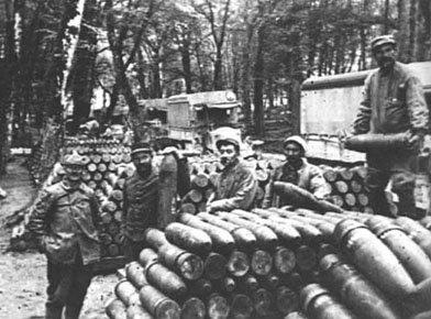 1916_Verdun's tweet photo. A #Verdun, l'Etat-major a décidé de reprendre les forts !
Des tonnes de matériels et de munitions sont acheminés en ce sens ! https://t.co/Cx20Xmi5Px