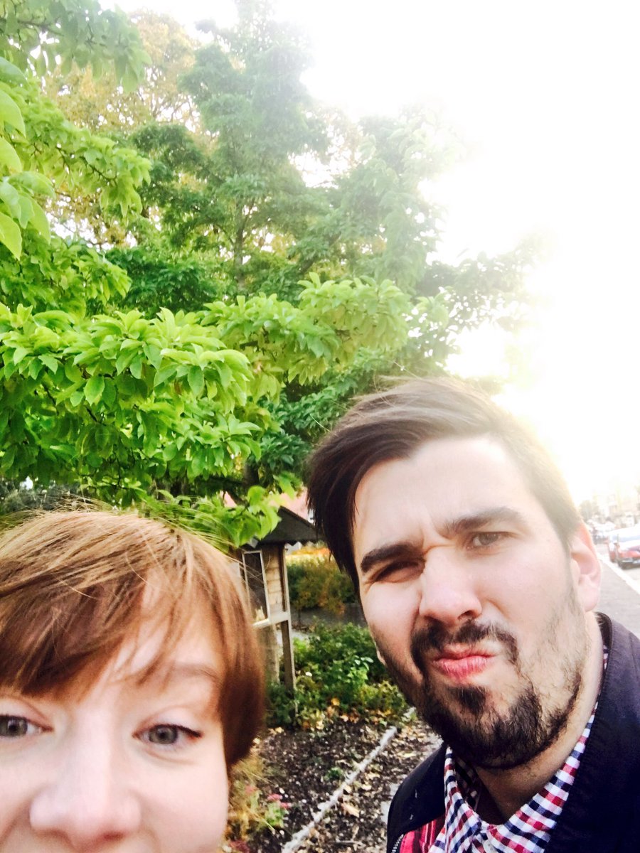 Kontoretkom's tweet image. De här tröttisarna lämnar Trollhättan efter en dag fylld av föreläsningar. Nästan 200 elever har lyssnat på oss om källkritik och pressetik.