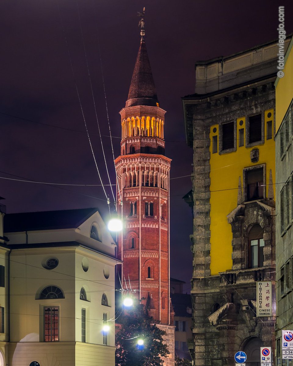 PicsandTrips's tweet photo. uno dei miei primi #tentativi di #fotografianotturna. dietro il #duomo di #milano troviamo il #campanile della #chiesa di #SGottardoincorte https://t.co/71b4LYHKJf