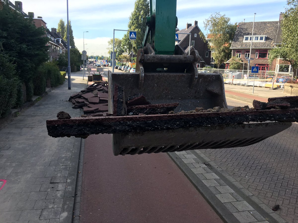 OliviervanDet's tweet photo. Start werkzaamheden #Rozenlaan #Rotterdam @EVSinfrabouw @vdhelmbedrijven @rotterdam https://t.co/JHqNWDyxQx