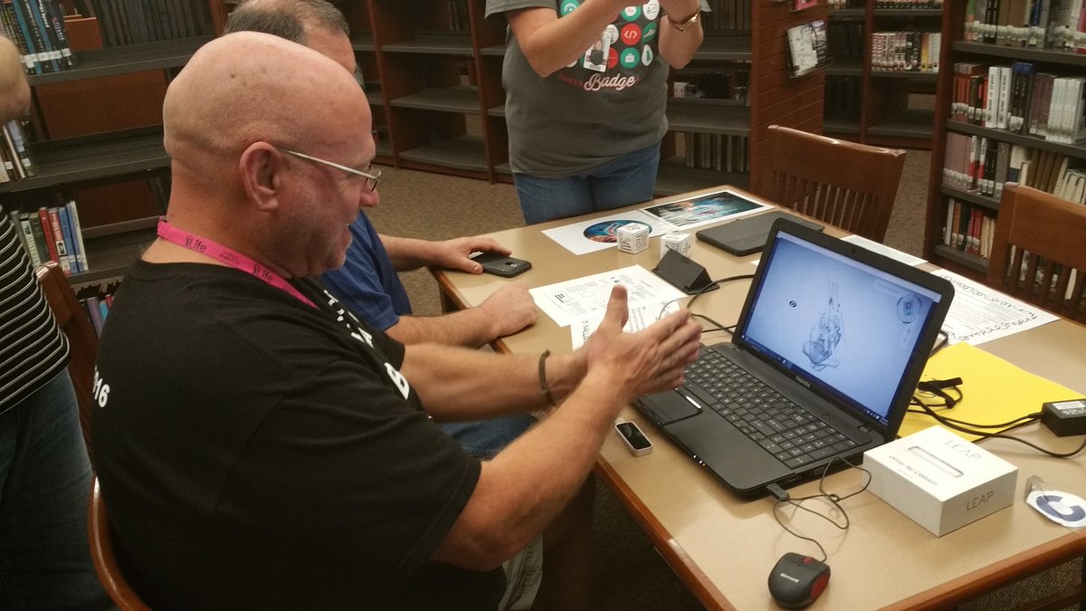 tarmendariz2010's tweet photo. Use Leap Motion to manipulate 3D objects #dptech2017 #dpmaker2016 https://t.co/w6oxqz6DLR