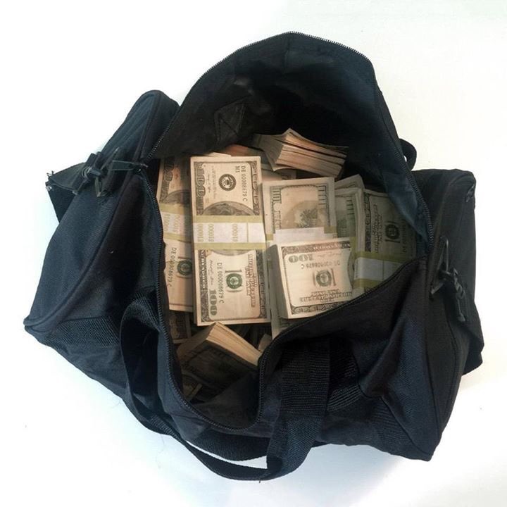 сумка с миллионами. сумка с купюрами. сумка для денег. огромная сумка с деньгами. сумка для денег.