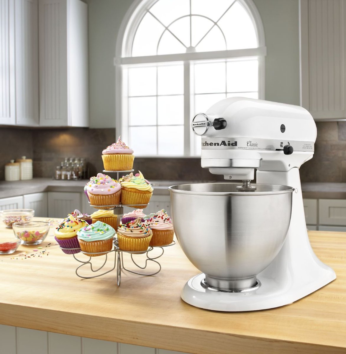 HomeBakingGifts's tweet photo. Love KitchenAid? This Classic Stand Mixer is currently under £300:
> https://t.co/IxTcYd9BmG
#baking #GBBO https://t.co/0bZ6aYmQoJ