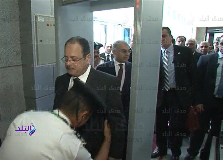 لحظة تفتيش وزير الداخليه المصري امتثالا لاجراءات الأمن في مطار شرم الشيخ 
والوزير يصرح : لا أحد فوق القانون

ردا علي موضوع ' الجزمة '