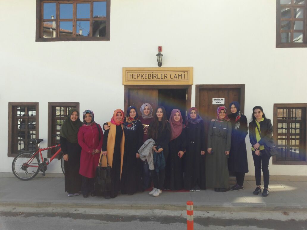 KastamonuKYGM's tweet photo. Fatma Aliye Hanım ve Hüma Hatun Yurdu Öğrencileri Camiler Haftasında Tarihi Hepkebirler Cami,Yakupağa Cami ve Türbeleri Ziyaret Ettiler. https://t.co/G0MxrRuMoD