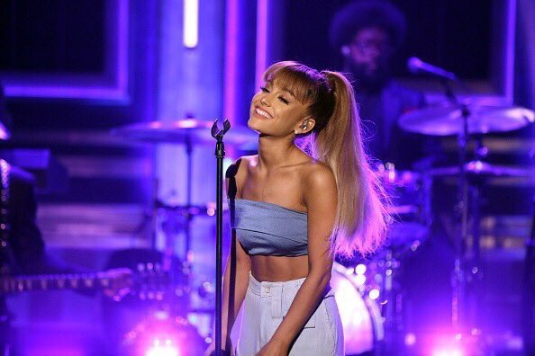GrandesTracker's tweet photo. I’m voting for Ariana Grande for #AMAs Artist Of The Year! 

RT TO VOTE https://t.co/58HTrDAzSd