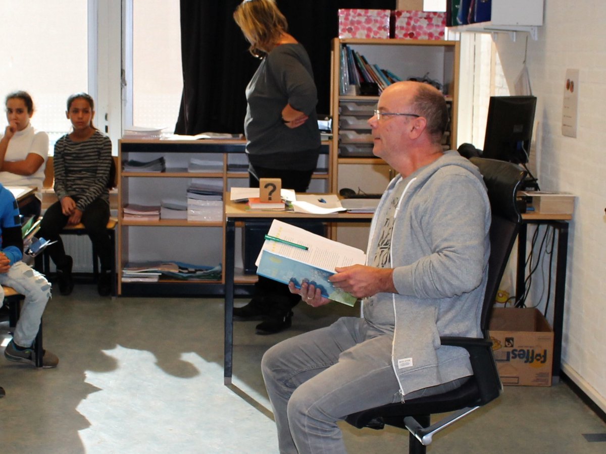 GLDeventer's tweet photo. Fractievoorzitter @GROENTjeerd leest op Dag vd Duurzaamheid #dvdd2016 voor op Bernadusschool. Voorkom afval, hergebruik plastic! https://t.co/4vdsMkjpbg
