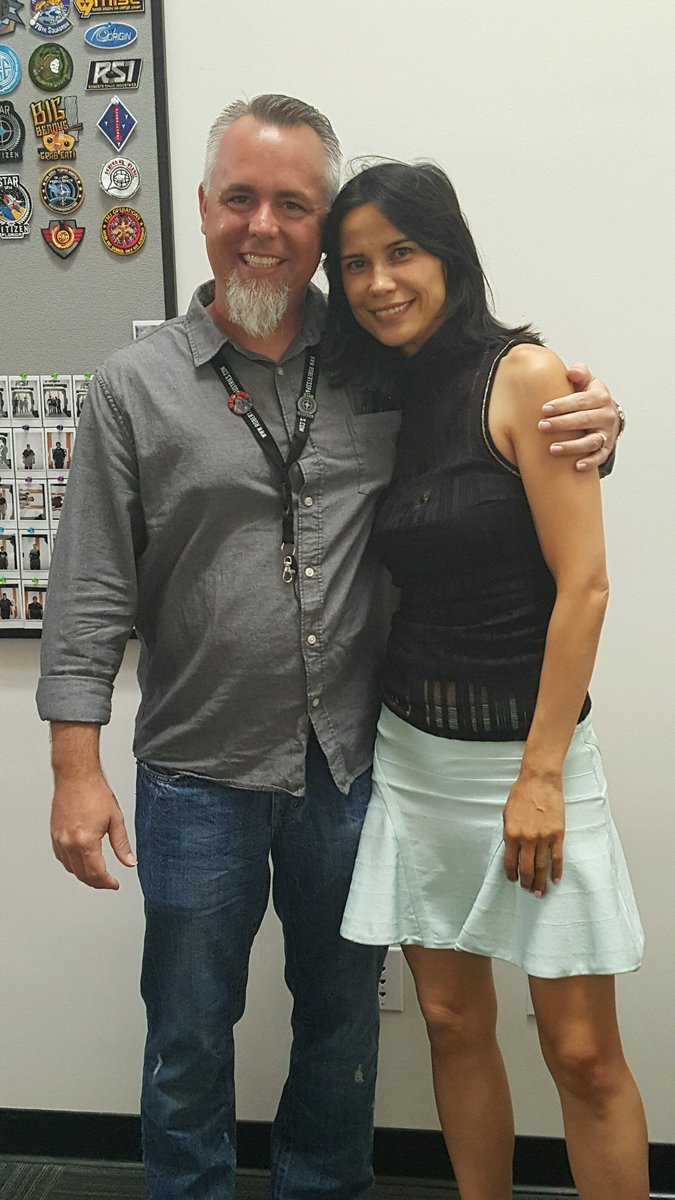 grayheadedgamer's tweet photo. Finally got to meet @SandiGardiner Thank you so much 4 putting up with my fanboy-ism #StarCitizen #CitCon #IstandWithSandi #imastarcitizen https://t.co/ID2YmsVVnR