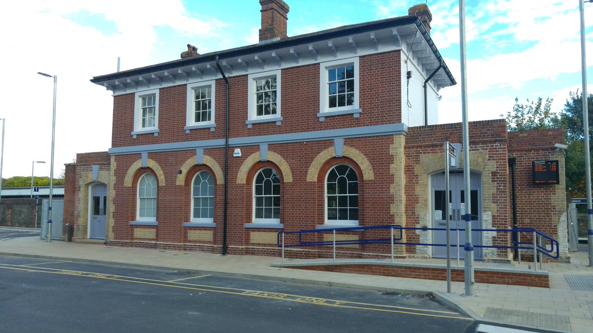 LeeFergusson's tweet photo. Lovely picture of beautifully restored Snodland station building #Snodland #Kentrail https://t.co/NEDn7xDSAb