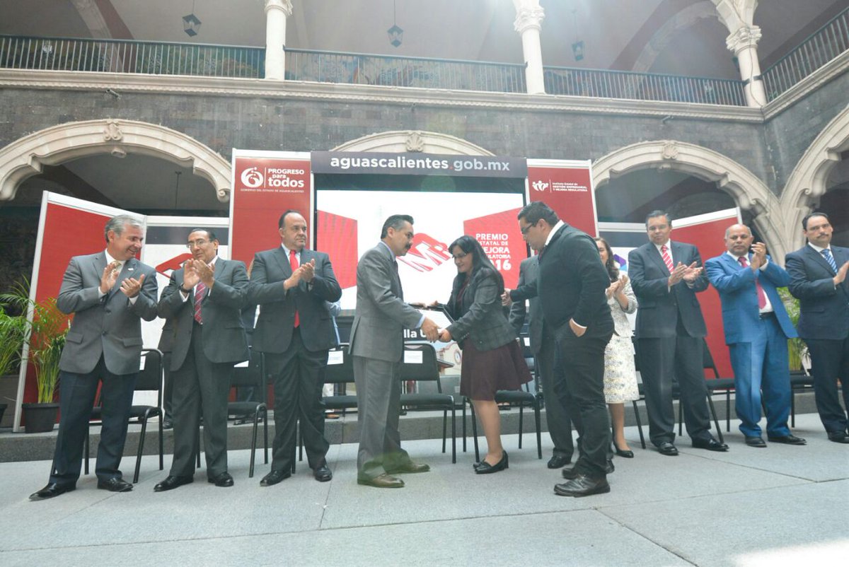 BuenGobierno_mx's tweet photo. Javier  Vargas de @SFP_mx y @CarlosLozanoAgs de @GobAgs entregan Premio Estatal de Mejora Regulatoria a dependencias de Gob. Estatal y Mpal. https://t.co/MjhxSATILA