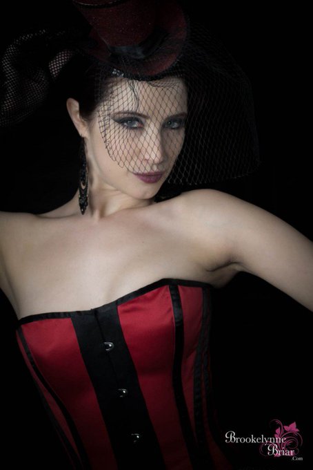 Oh l&agrave; l&agrave;!! I think that I need more reasons to wear corsets.  Don't you think? #tmblr https://t.co/j<a href="/tag/tmblr"class="tags"><span>#tmblr</span></a>