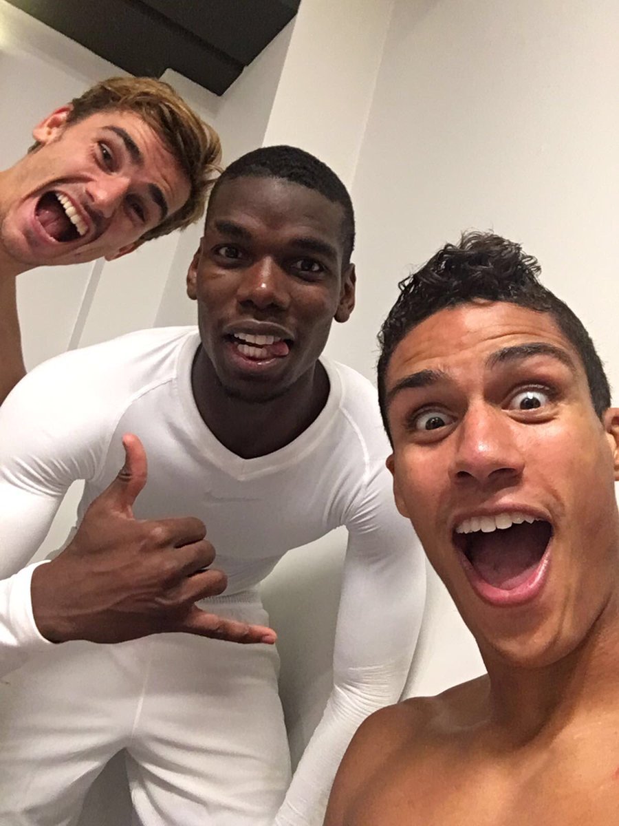 raphaelvarane's tweet photo. #FIERSDETREBLEUS 🔵⚪️🔴✨ https://t.co/tqEhDNo8U5