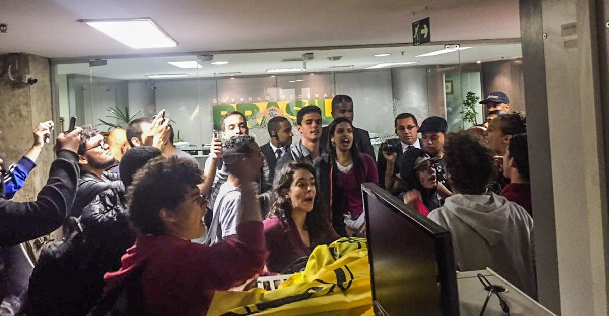 NabilBondukiSP's tweet image. Contra a #PECdoFimDoMundo , estudantes, em protesto, ocupam a sede da Presidência da República em São Paulo