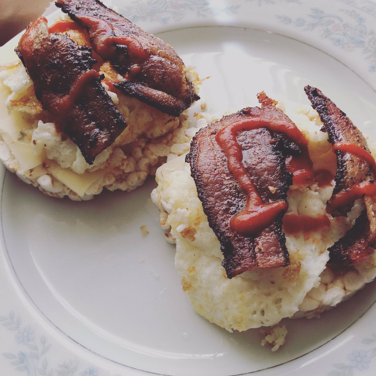 bodyspiritfit's tweet photo. Easy #breakfast or #lunch idea: brown rice cakes, cheese, egg white, bacon, sriracha😋😍 Snapchat bodysoulspiritfitness #fitness #food #fitfam https://t.co/UCrCoWpt16