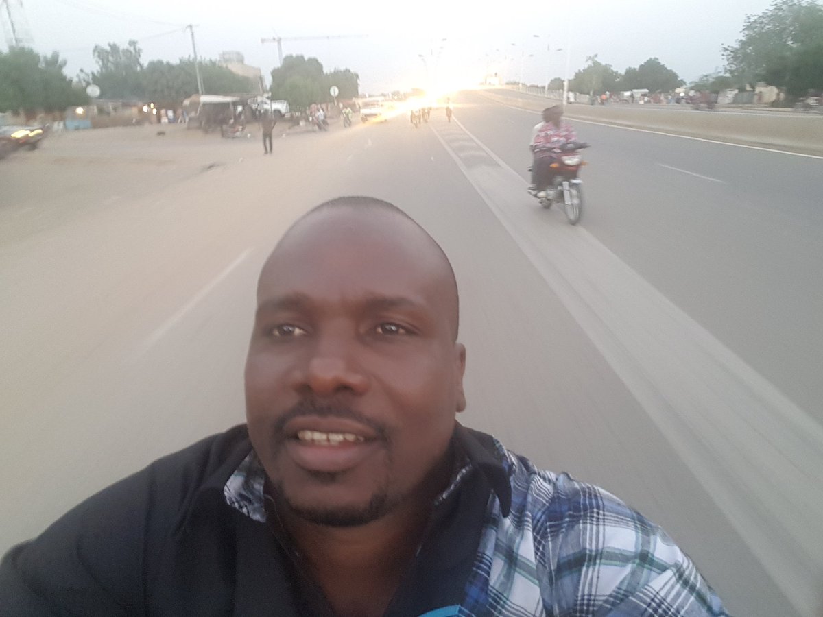 melmodeste_ci's tweet photo. A N'Djamena on se balade en clando ( moto taxi). quand tu es.courageux tu fais un selfie. @abdallah_td @abdelsalam_safi @legeekdusud https://t.co/n2OcwnkChU