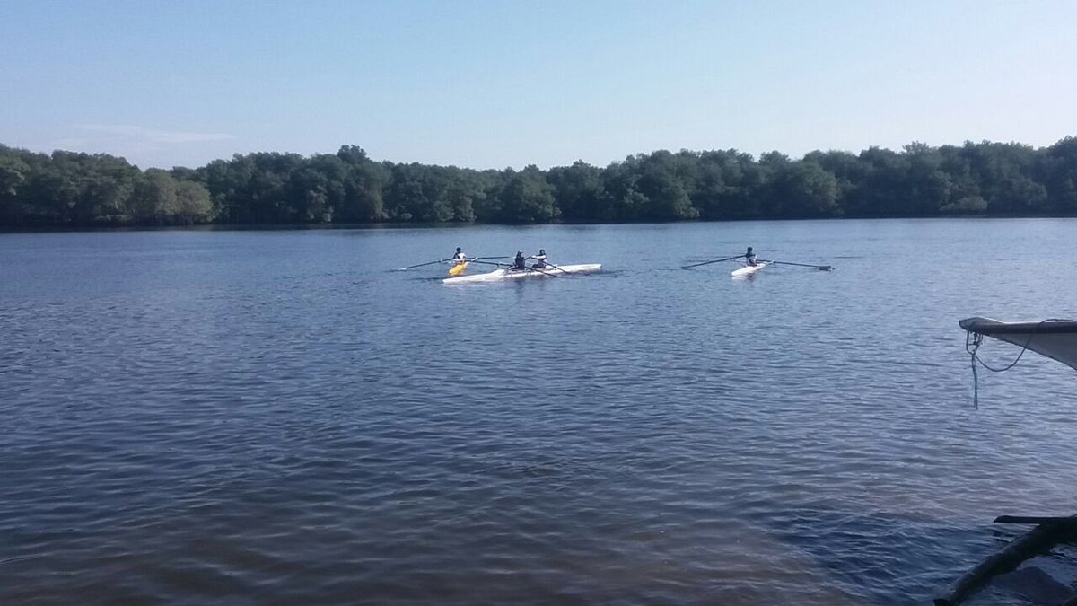 DeporteEc's tweet photo. Cerca de 40 niños y adolescentes reciben clases de remo 🚣🏽 , de lunes a viernes, en la #EscuelaComunitaria del Tramo 2 de la Isla Trinitaria https://t.co/903A1BdRza