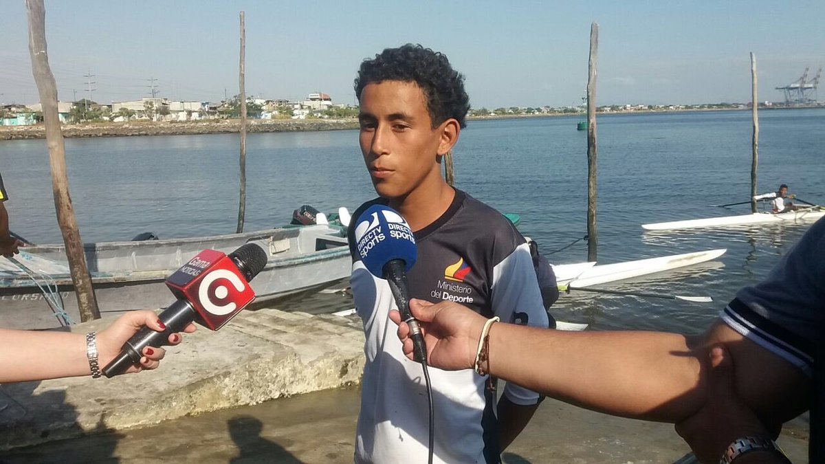 DeporteEc's tweet photo. Cerca de 40 niños y adolescentes reciben clases de remo 🚣🏽 , de lunes a viernes, en la #EscuelaComunitaria del Tramo 2 de la Isla Trinitaria https://t.co/903A1BdRza