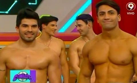 andersonlopezc9's tweet photo. En el desfile de @combatearg con un genio!! @damiavilac9 https://t.co/FGrs1LjfLq
