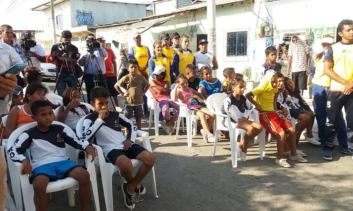 DeporteEc's tweet photo. Ministro @xavierenderica arriba a Isla Trinitaria para la entrega de 8 botes de remo 🚣🏼 a la #EscuelaComunitaria de @DeporteEc #Guayaquil https://t.co/B0Nk751uOV