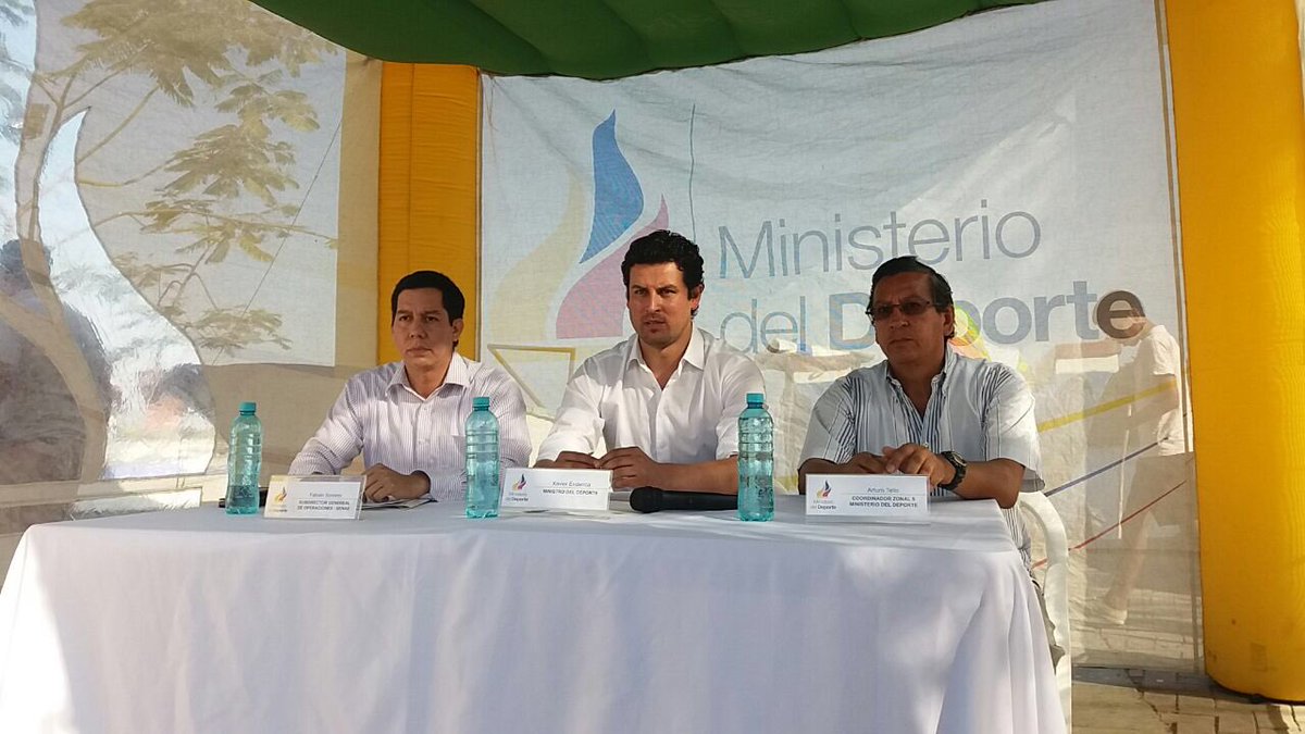 DeporteEc's tweet photo. Ministro @xavierenderica arriba a Isla Trinitaria para la entrega de 8 botes de remo 🚣🏼 a la #EscuelaComunitaria de @DeporteEc #Guayaquil https://t.co/B0Nk751uOV