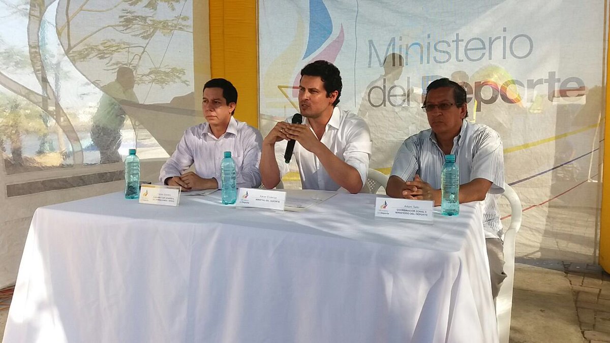 DeporteEc's tweet photo. "Aprovechen esta gran oportunidad para hacer deporte mis queridos niños". Ministro @xavierenderica #EscuelaComunitaria 🚣🏽 https://t.co/YT6gAWXDT9