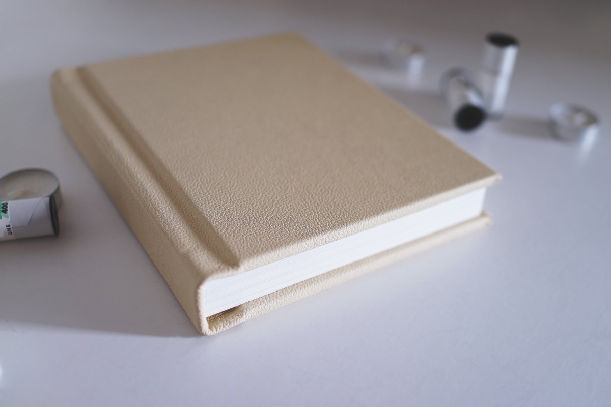 Forbeyon's tweet image. This Linear Bound Album with Cream cover material is absolutely beautiful and flawless!