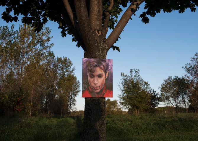 MediaBlackoutUS's tweet photo. Prince’s Remains Are on Display at Paisley Park in Custom Urn https://t.co/xBBElIOl6L https://t.co/X9RJXynvFt