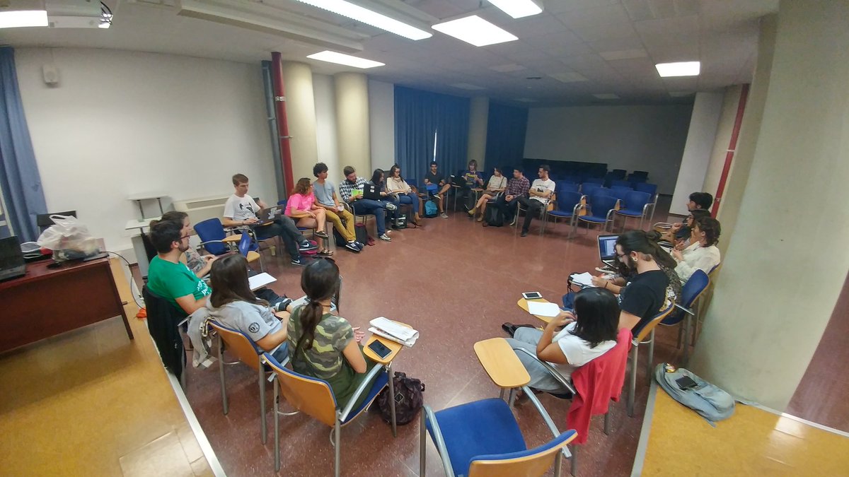 Nos encontramos reunidos en la Sala de Grados A de la ETSI Informática