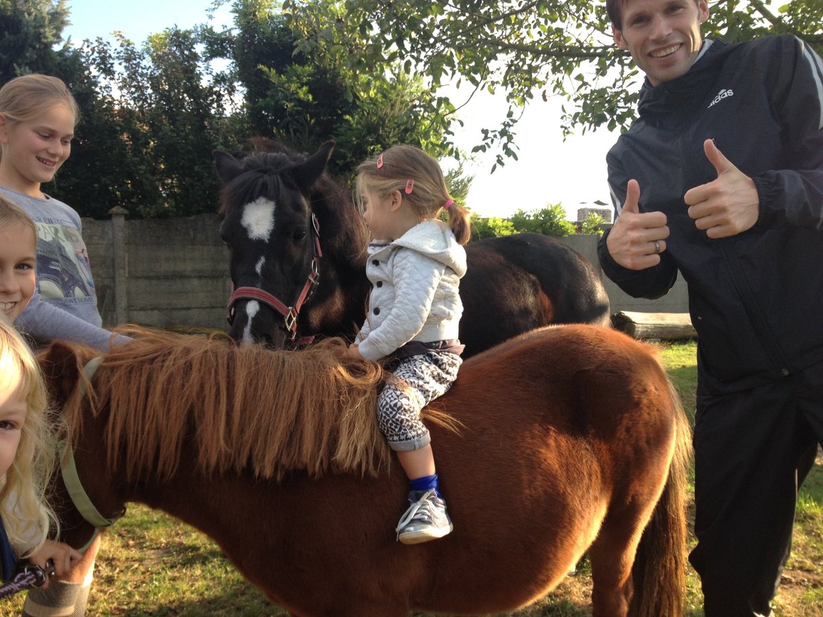 Run_Lander's tweet photo. De meisjes uit Mazel weten dat echte amazones zonder zadel rijden. Weliswaar op de braafste pony van het Westelijk halfrond: https://t.co/uBpR6nQSVu