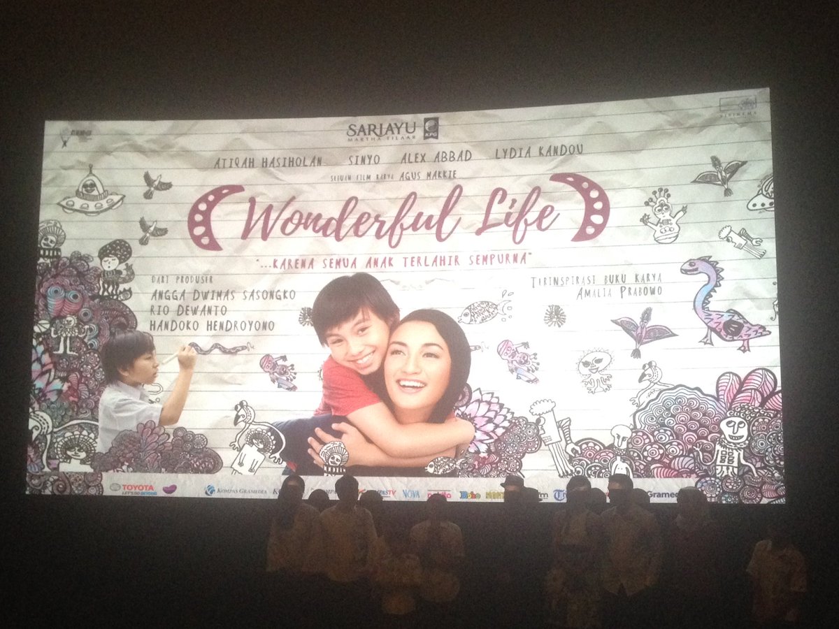 Btw ini all crew &amp; cast #WLmovie #WonderfulLifeMovie. Ada Atiqah Hasiholan dan Rio Dewanto! 😍

Tapi sayang fotonya burem... 😔