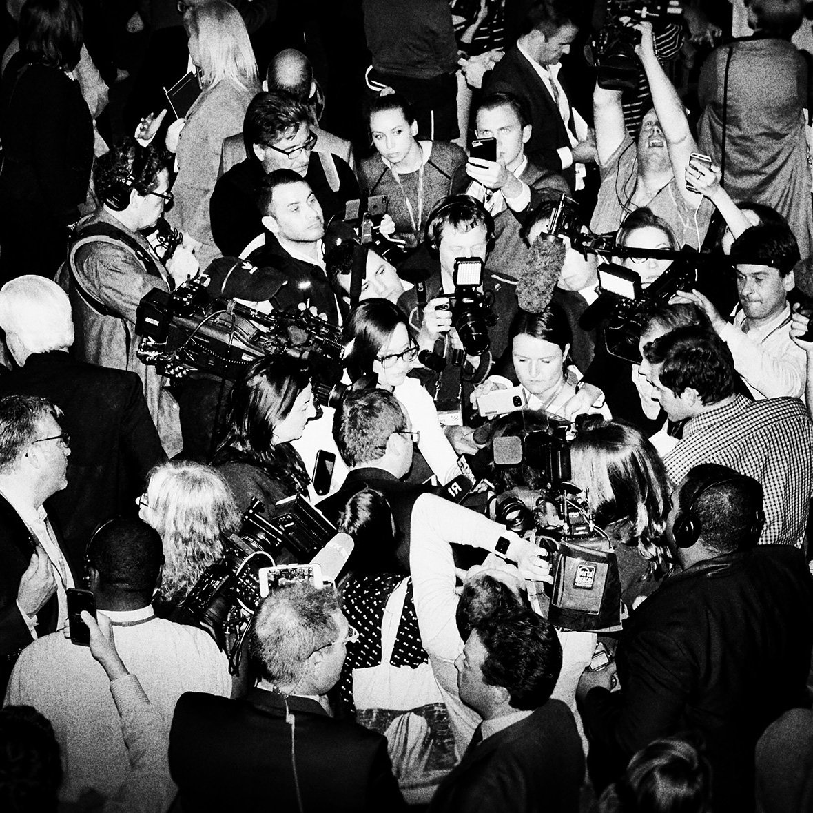 MSNBCPhoto's tweet image. Scenes from the second presidential #debate by @petersonpixs for #MSNBCPhoto msnbc.com/slideshow/phot…