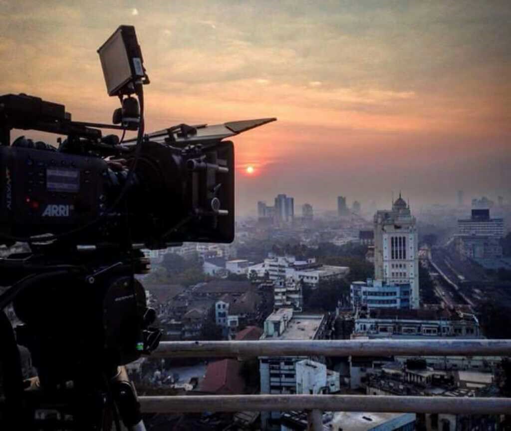 DeadEnd_Films's tweet photo. Get out there and film something. Show the world through your own artistic vision. #MotivationMonday #filmmaking #indiefilm #letsdothis https://t.co/uTVRgrtrJu