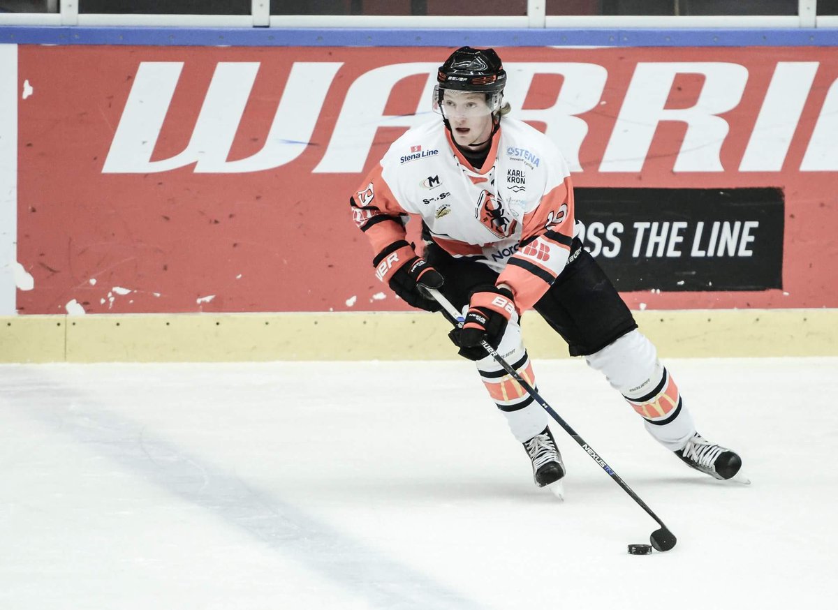 Joffe17's tweet photo. Det ska bli fantastiskt kul att spela första SHL-matchen i denna tröja på onsdag. #KHK https://t.co/StZaTszAWk